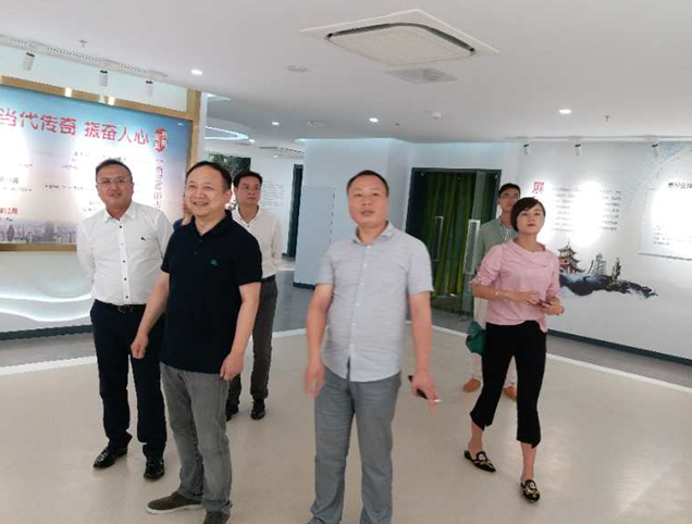 参观贵商俱乐部杨敢董事长向戴军理事长